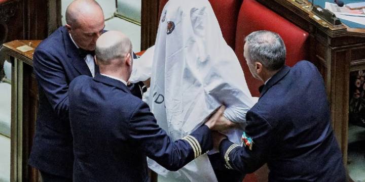 Diputado italiano se disfrazó de fantasma durante una sesión