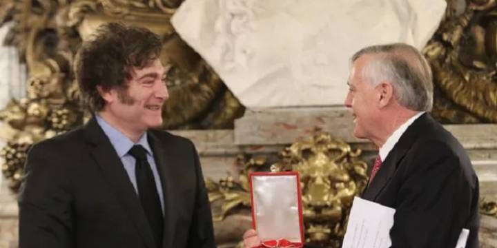 Milei condecoró al economista español Jesús Huerta de Soto 