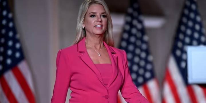 Trump eligió a Pam Bondi para fiscal general de EEUU