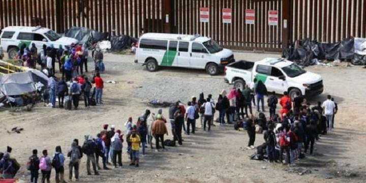 Avalancha de migrantes en la frontera entre EEUU y México