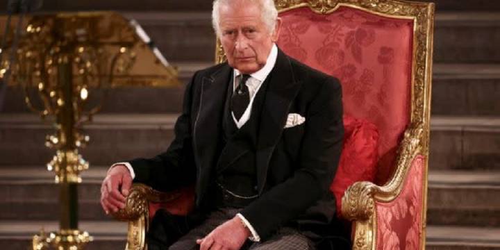 Tras convertirse en Rey, Carlos III anunció más de 100 despidos