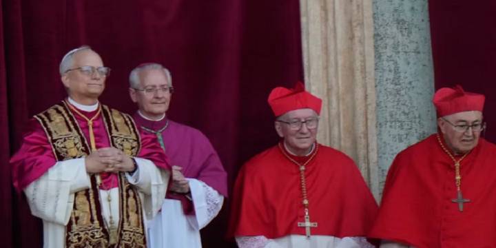 Las lágrimas del papa León XIV al saludar a los fieles