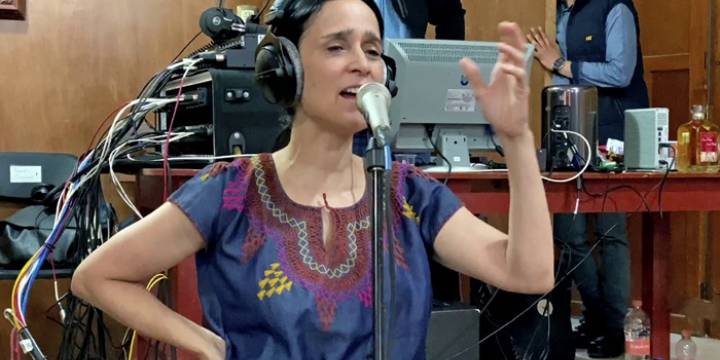 Julieta Venegas estrenó el bonus track 
