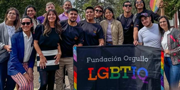 Izaron la bandera LGBTIQ+ en el Centro Cívico Grand Bourg