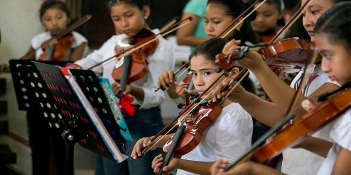 La Orquesta Sinfónica Infantil en el Mercado Artesanal