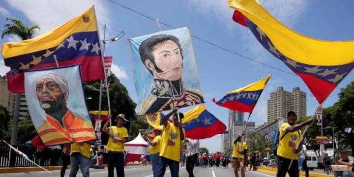 Maduro cerró su campaña con una movilización roja